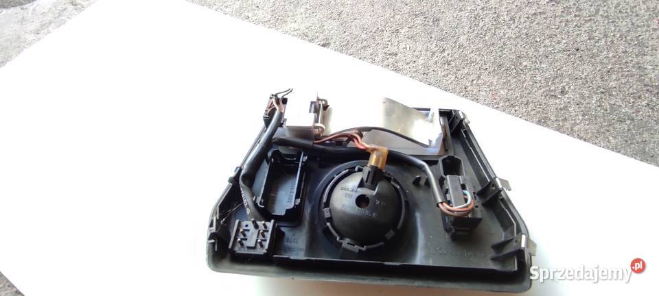 LAMPKA OŚWIETLENIA KABINY PRZÓD MERCEDES 124 Oświetlenie kabiny sprzedam
