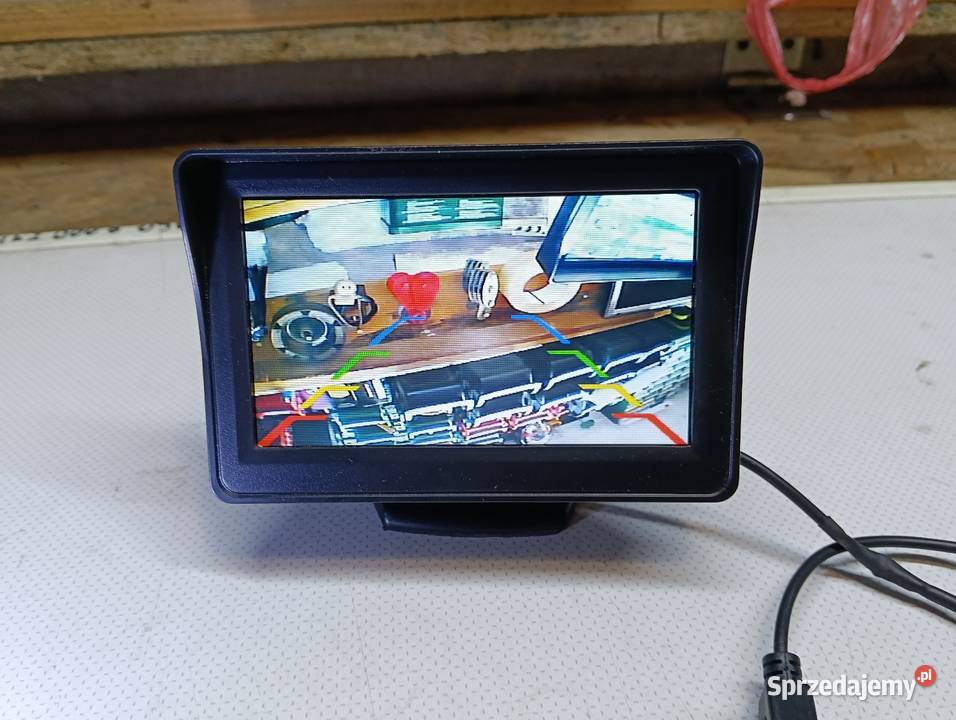 Monitor z okablowaniem do kamery cofania