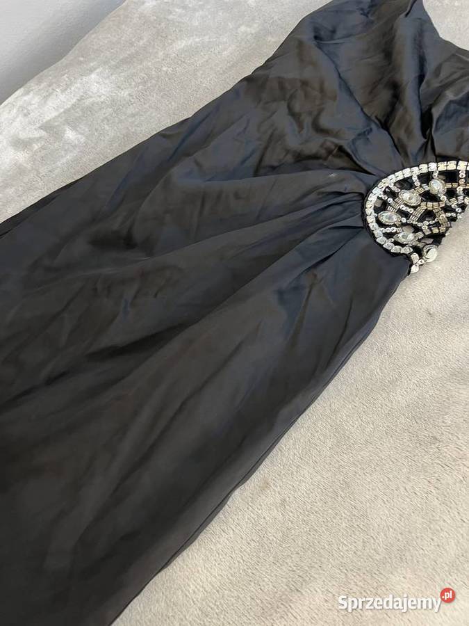 Sukienka na jedno ramię czarna ze zdobieniem na Jasło