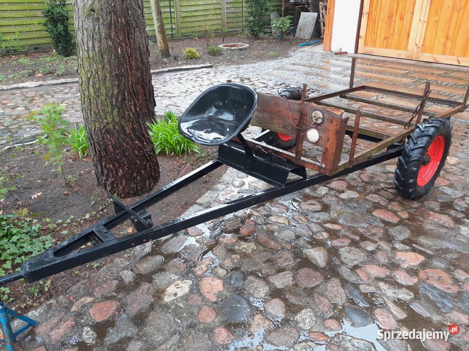 Ciągnik Dzik 2 z przyczepą w trakcie remontu