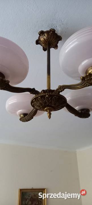 Mosiężny czteroramienny żyrandol z kloszami