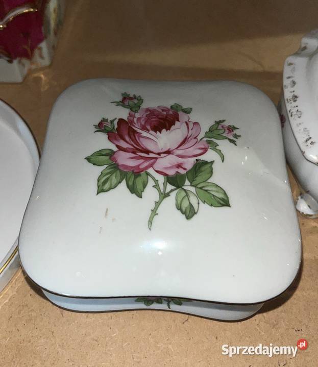 Puzderko Syg GDR Biała porcelana z różą