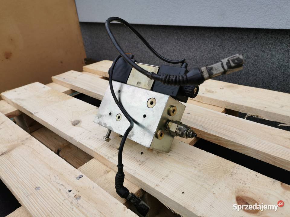 Blok zaworowy tylnego zaczepu Cat TH 330B