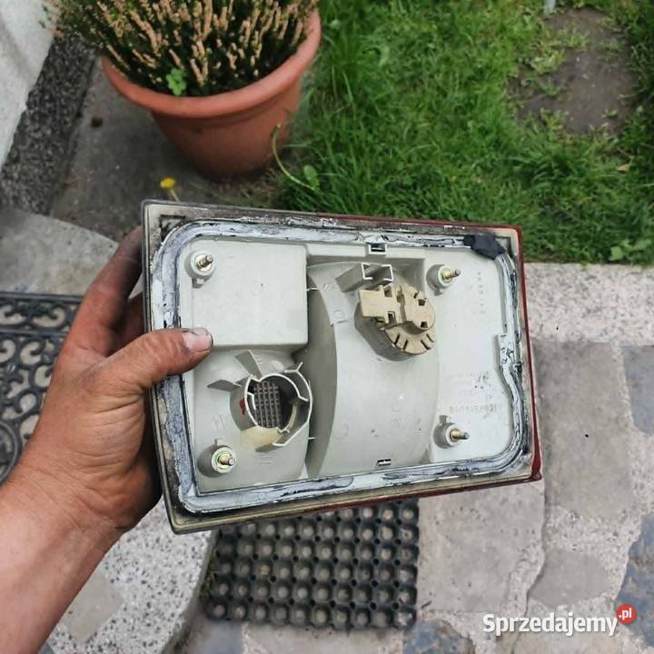Lampa tylna lewa w klapę Audi 80 B4 sedan 9094