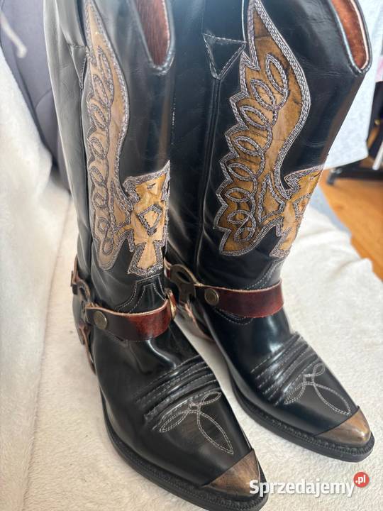 Skórzane kozaki kowbojki biker z ozdobną uprzężą Kozaki Stegna