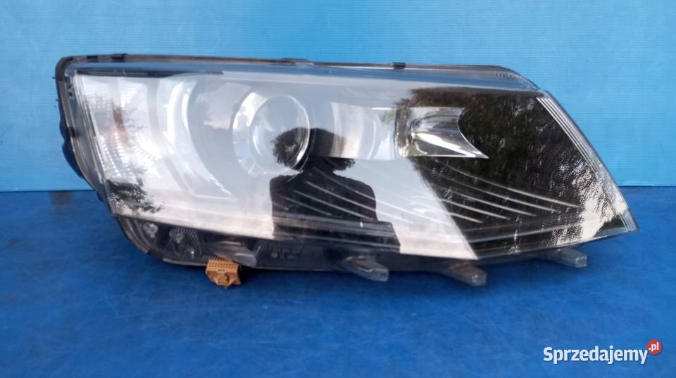 LAMPA PRAWY PRZÓD EUROPA XENON SKODA OCTAVIA III