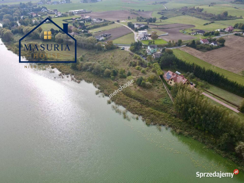 Działka budowlana z linią brzegową jeziora Radomno