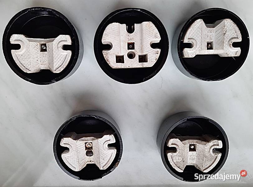 Gniazdo natynkowe okrągłe czarne 220 V z PRL Ostrów Wielkopolski