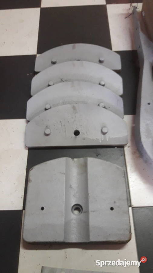 Ciągnik Dzik 2 z przyczepą w trakcie remontu Puszczykowo