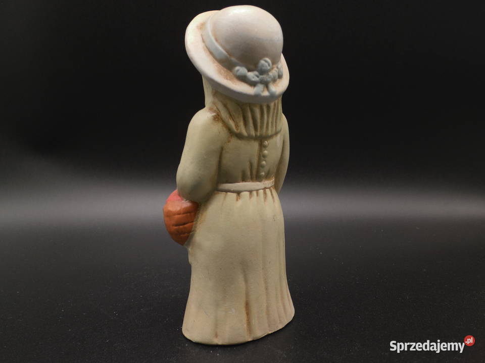 Ceramiczna figurka przedstawiająca dziewczynkę z Porcelana i szkło Raszków