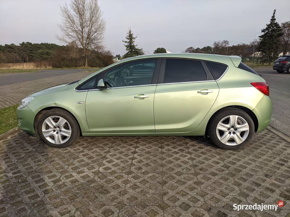 Opel Astra J 2011 benzyna 14 100 184000 Hatchback Wrocław