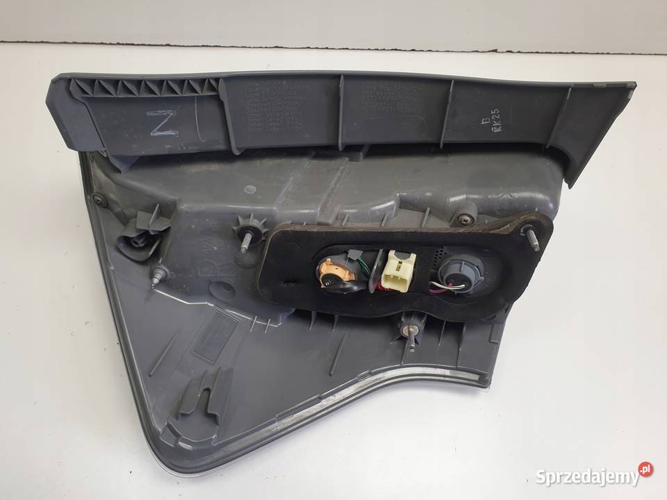 LAMPA PRAWA Toyota Prius V TYLNIA TYLNA prawy Rudka