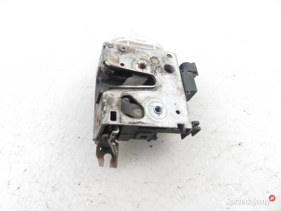 ZAMEK PRAWY PRZEDNI AUDI A4 8D1837016A