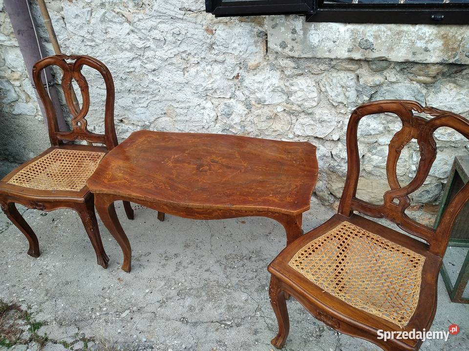 Dwa krzesła i stolik drewniany