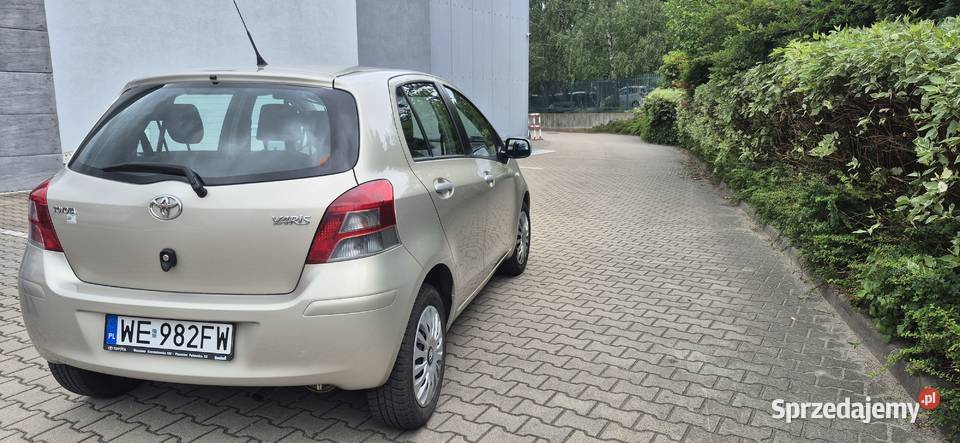 Toyota Yaris II 13 133Salon 70 GarażowanyZłoty Warszawa