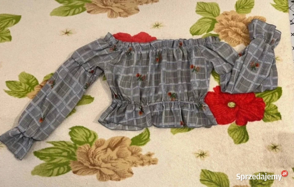 Szara bluzka z odkrytymi ramionami modna na Łódź