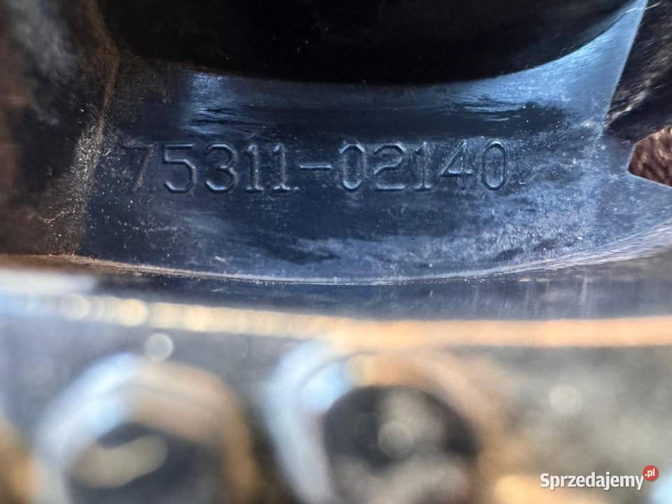 Podstawa znaczka przód Toyota Yaris III 1120