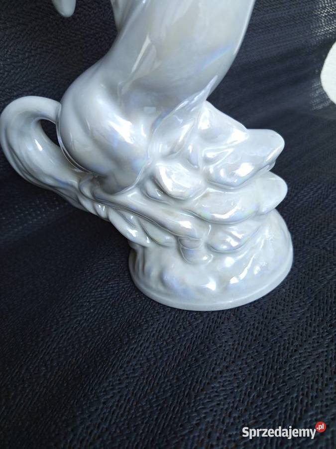 Pięnkną porcelanowa figurkę przedstawiającą Warszawa sprzedam