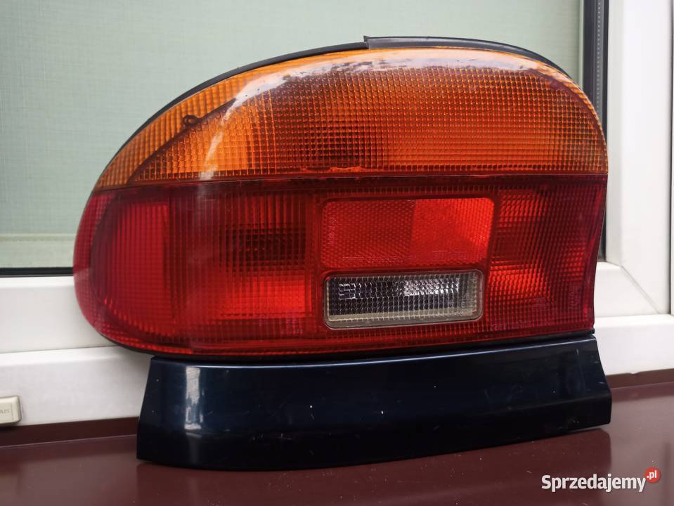 Mazda 121 lampa tył tylna lewa listwa maskująca Oświetlenie