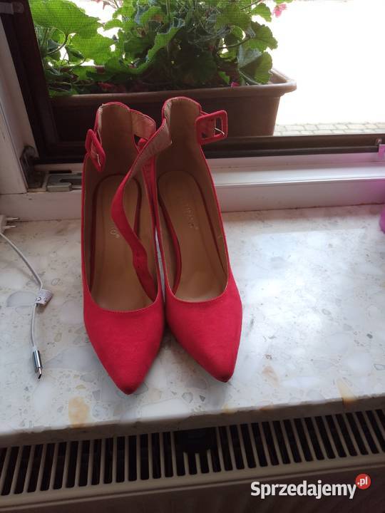 Buty czerwone na słupku Czółenka mazowieckie