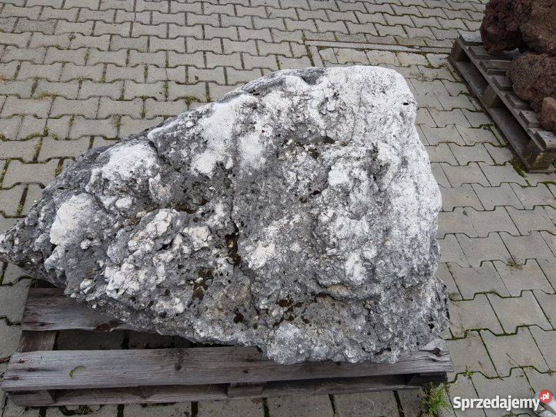 Ozdobne bryły skały monolity i kamienie ogrodowe