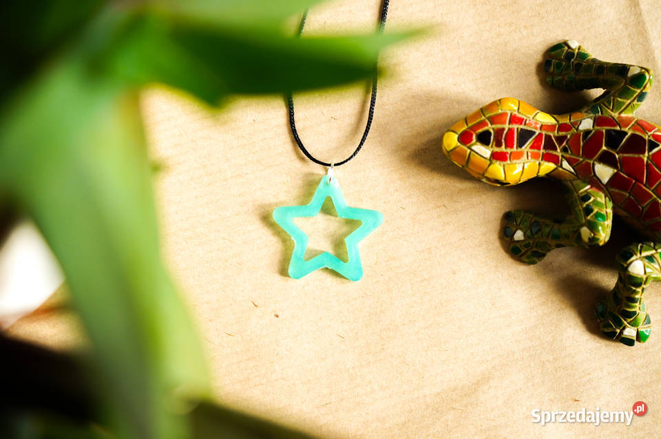 Turkusowy wisiorek gwiazdka świecąca w ciemności Warszawa