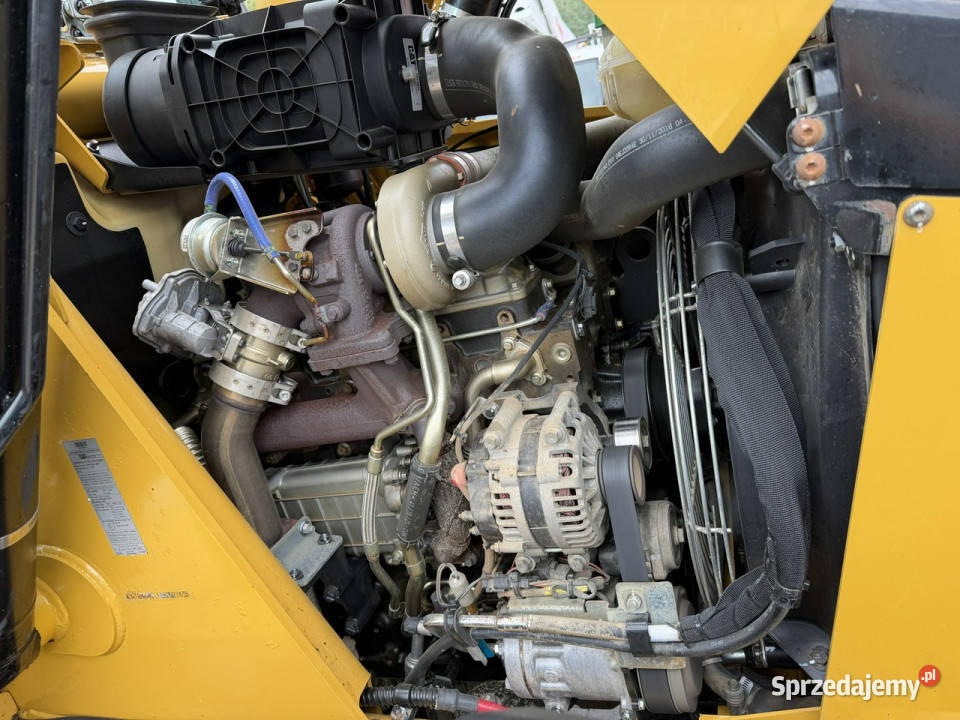 na równych kołach Caterpillar 444F Sterowanie na Widełki