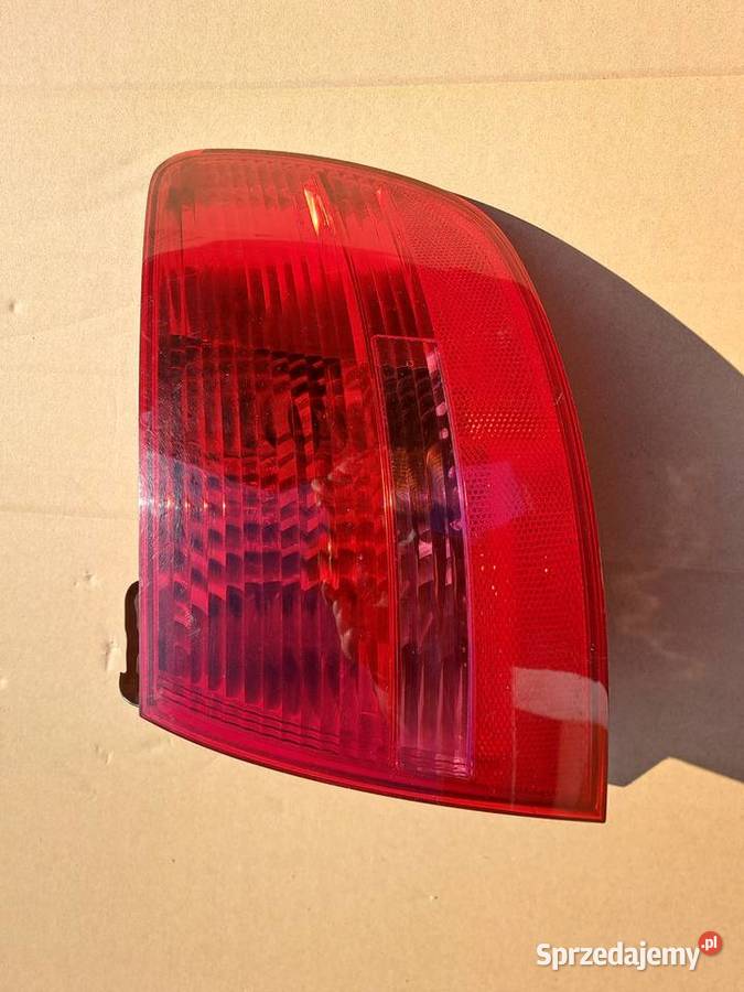 Lampa prawy tył Audi A6 C6 Kombi w błotnik osobowe