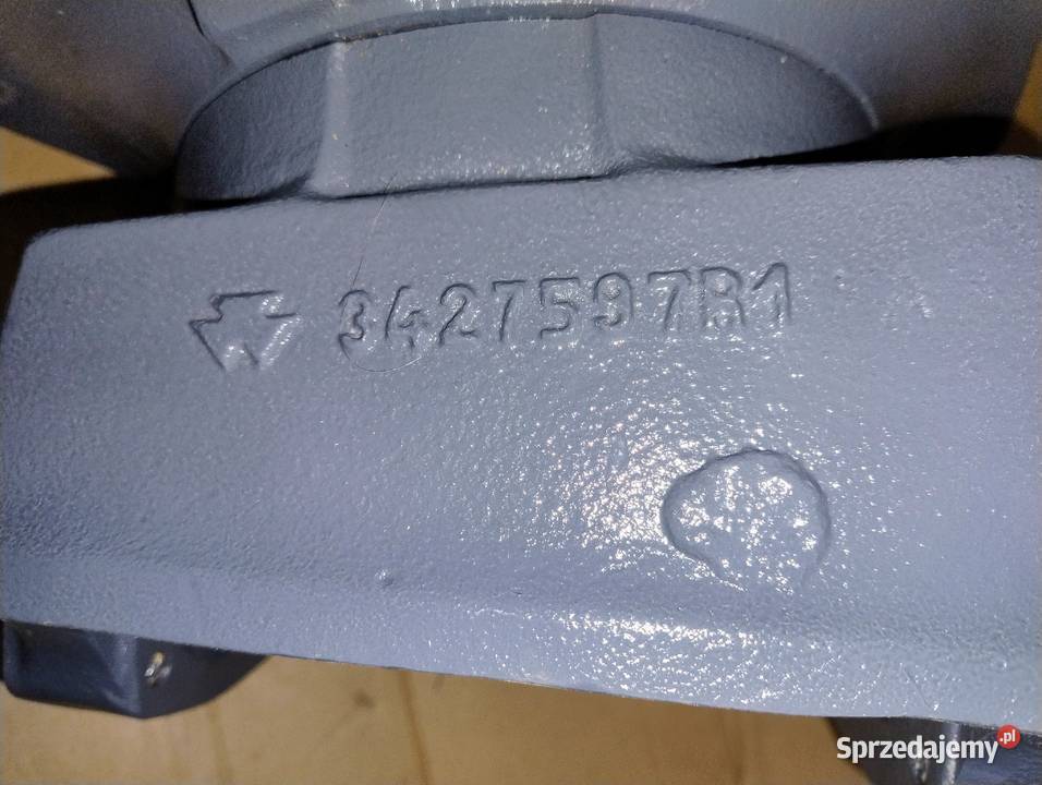 Zwrotnica prawa z piastą Massey Ferguson 3050 Układ kierowniczy i oś przednia pomorskie Prabuty sprzedam