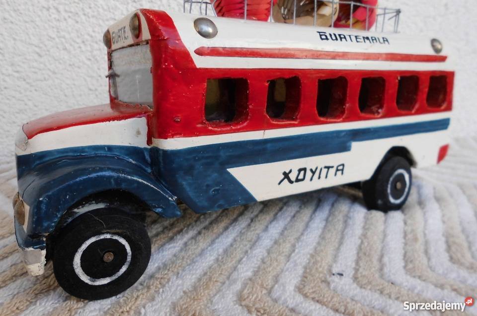 Stary drewniany autobus wystrugany ręcznie Warszawa