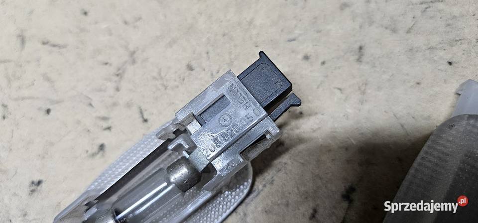 Lampka kabiny mercedes w208 2088200502 Rok produkcji 1998 Części samochodowe wielkopolskie