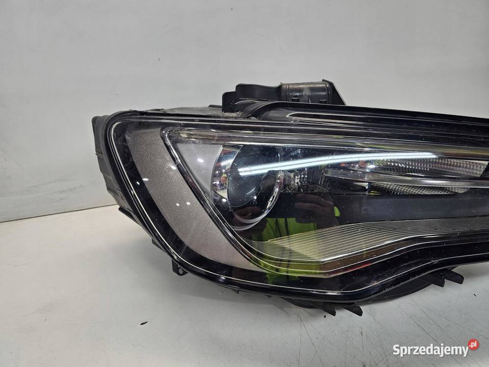 REFLEKTOR XENON LED PRAWY AUDI A3 8V 8V0941032A Przystajń
