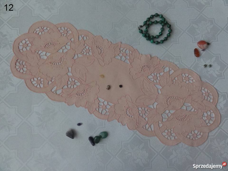 Kolorowe różowe bogato haftowane serwety