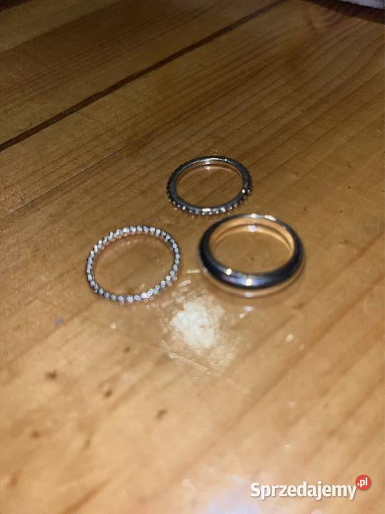 zestaw pierścionków w kolorze srebrnym