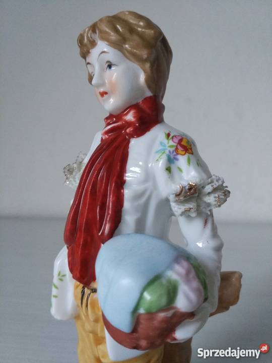 Figurka młodzieniec z koszem Porcelana i szkło