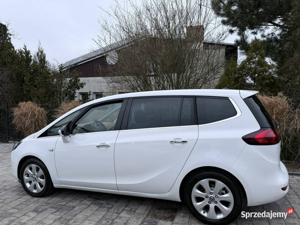 Opel Zafira NAVi Panorama Bezwypadkowa Zadbana i Rok produkcji 2016