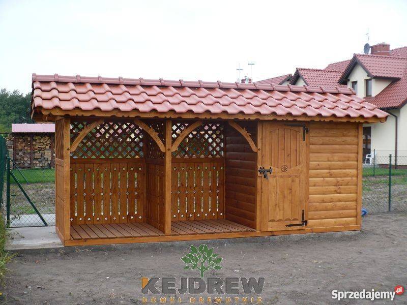Drewutnia ozdobna z dwuspadowym dachem pod Piła Pierwsza