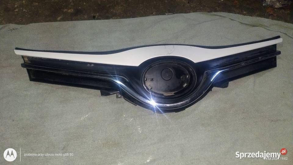Grill atrapa przednia Toyota Yaris 2015 osobowe Lubin