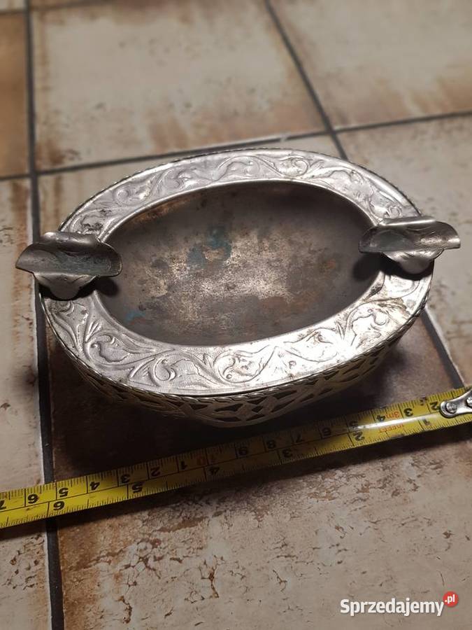 Z kolekcjiEpoka PRLNietyzinkowa popielniczka odcienie żółtego