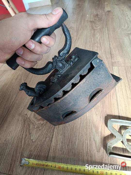 Stare żelazko węglowe z podstawką i kogutem Pozostałe