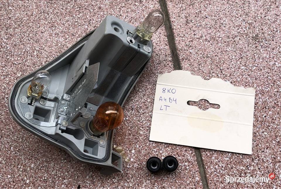 WKŁAD LAMPY LEWY TYŁ W BŁOTNIK AUDI A4 B8 AVANT Kozy