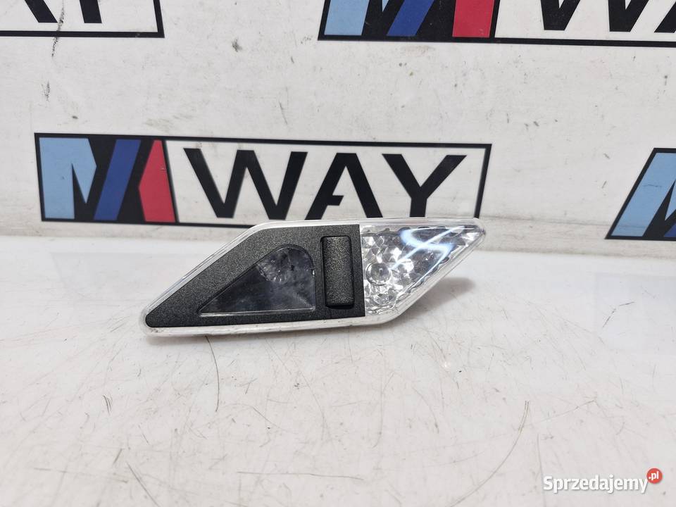 8375586 BMW E46 LAMPKA PODSUFITKI PRAWY TYŁ