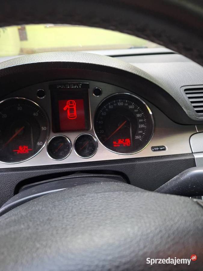 Sprzedam uszkodzonego passata b6 czarny Budzyń