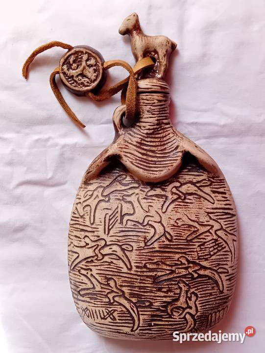 Ceramiczna karafka ze zdobieniami o tematyce Koźminek
