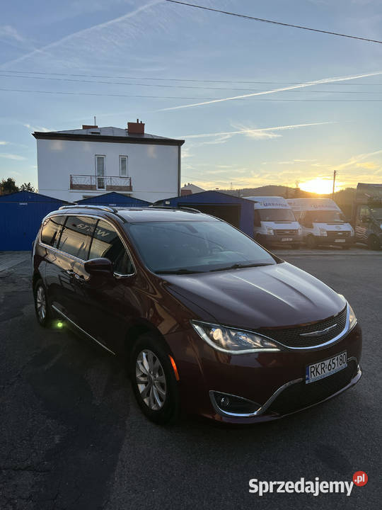 Chryster Pacifica 2018 36 V6 291 Rok produkcji 2018 Rymanów