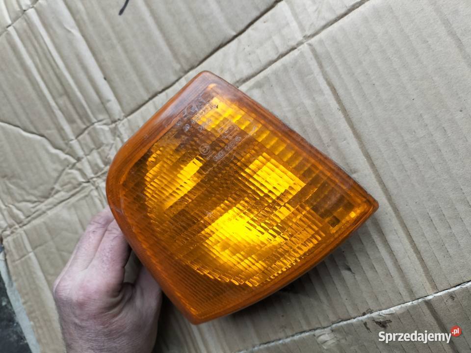 KIERUNKOWSKAZ MIGACZ PRAWY AUDI 80 B3