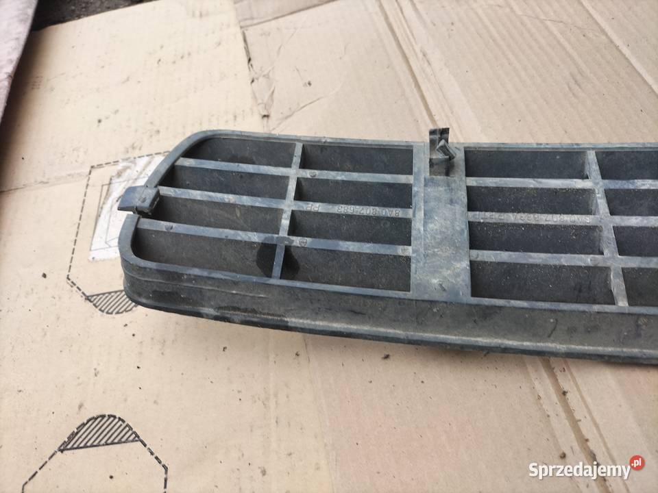 AUDI 80 B4 8A0807683 ŚRODKOWA KRATKA ZDERZAKA