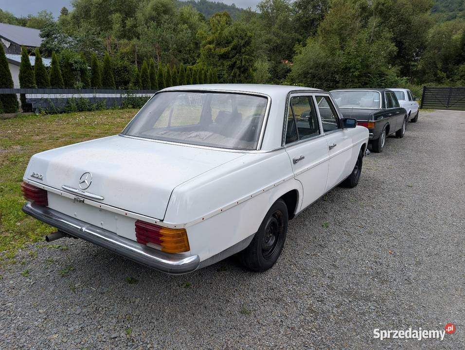 Mercedes Benz W115 200 z klimatyzacją Rok produkcji 1976 Poręba Wielka