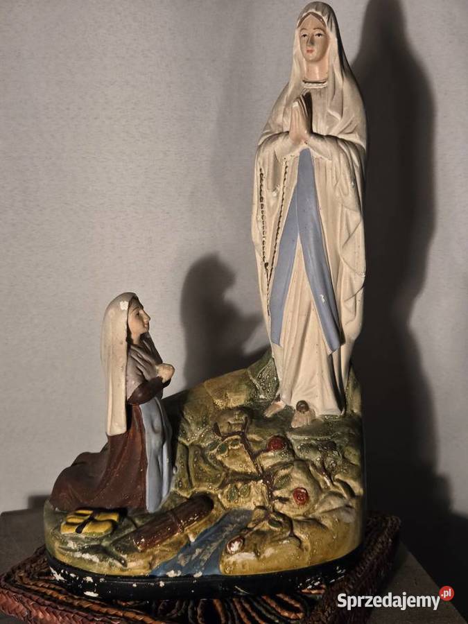 Stara figurka z gipsu Matka Boska z Bernadettą z Łask