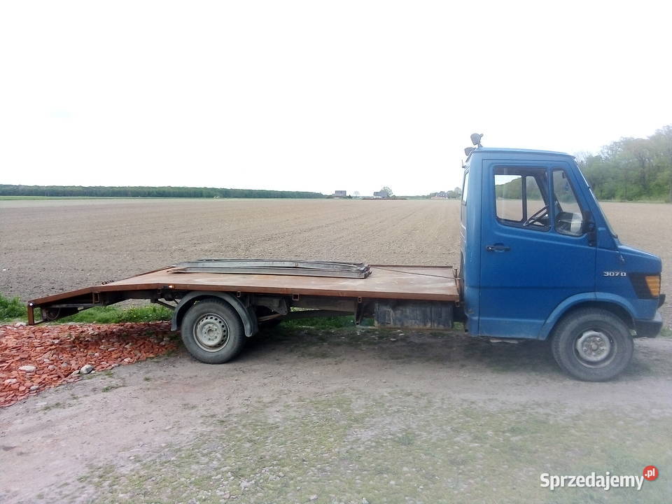 Mercedes 307 D autolaweta kaczka pomoc drogowa manualna